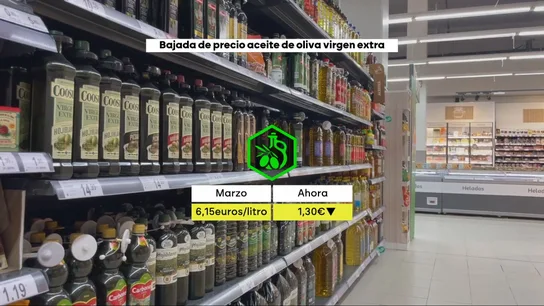 La bajada de precio en origen del aceite llega al súper y el virgen extra baja de cinco euros La bajada de precio en origen del aceite llega al súper y el virgen extra baja de cinco euros