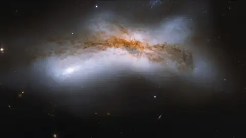 La Vía Láctea y la galaxia de Andrómeda en colisión La Vía Láctea y la galaxia de Andrómeda en colisión