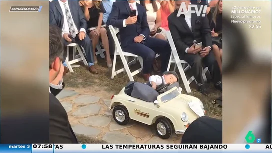 El divertido vídeo viral del bebé que se queda dormido en un coche teledirigido antes de entregar los anillos en la boda El divertido vídeo viral del bebé que se queda dormido en un coche teledirigido antes de entregar los anillos en la boda