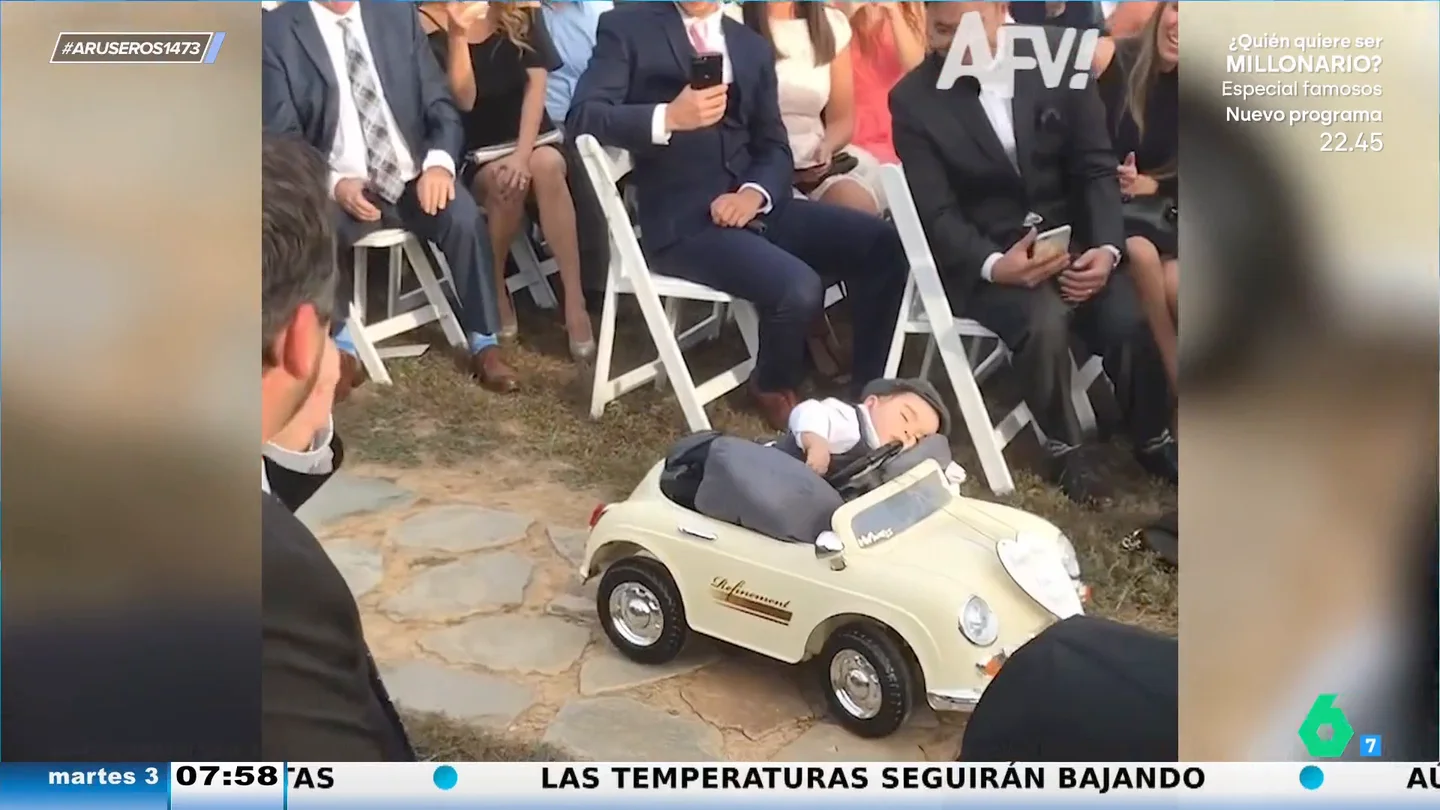 El divertido vídeo viral del bebé que se queda dormido en un coche teledirigido antes de entregar los anillos en la boda El divertido vídeo viral del bebé que se queda dormido en un coche teledirigido antes de entregar los anillos en la boda