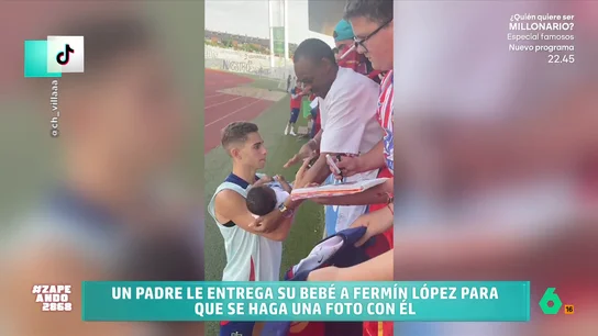 Un padre le da su bebé a Fermín López para una foto: "En el Barça son tan jóvenes que igual se lo lleva de lateral izquierdo" Fermín López vivió uno de esos momentos surrealistas durante la concentración de la selección española en el que un padre le dio a su bebé para hacerse una foto. "No sabe si acunarlo o devolvérselo", comenta María Gómez.
