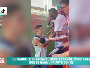 Un padre le da su bebé a Fermín López para una foto: "En el Barça son tan jóvenes que igual se lo lleva de lateral izquierdo"