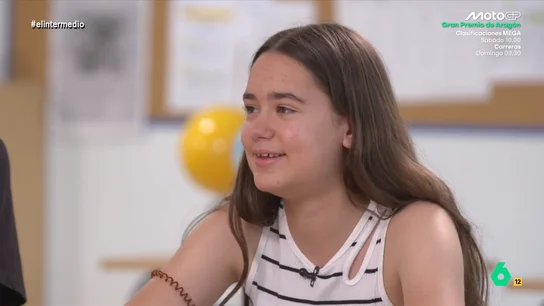 Una joven confiesa a Thais Villas que tiene ganas de que llegue el verano porque "ya es un poco cansado ver a los profesores" La reportera ha visitado un instituto de secundaria para saber qué sueñan con hacer este verano. ¿Se irán al pueblo a descubrir que tienen más primos que no conocían? ¿O buscaran un amigo con piscina?