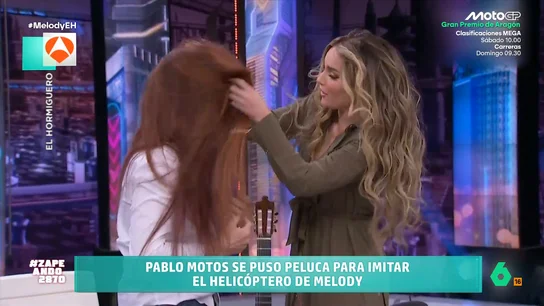 Pablo Motos replica el 'helicóptero' de Melody en El Hormiguero: "¿Dónde estás?" La cantante enseña al presentador cómo se hace su mítico paso. El presentador tiene que utilizar una peluca para poder hacerlo y el resultado no es del todo lo esperado.