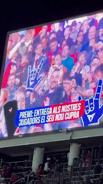 Aficionados del Barça en el Estadio de Montjuic muestran las llaves de sus Cupras Aficionados del Barça en el Estadio de Montjuic muestran las llaves de sus Cupras