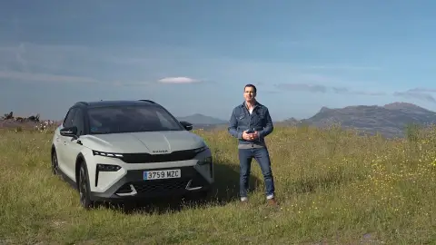 Alberto Montoya, redactor del programa, junto al Skoda Elroq Alberto Montoya, redactor del programa, junto al Skoda Elroq