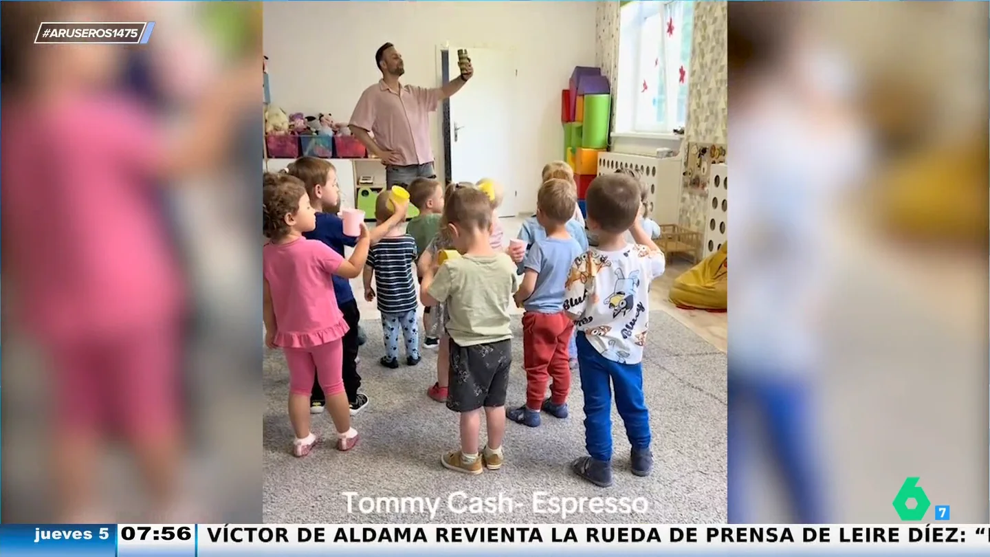 Así bailan 'Espresso Macchiato' los pequeños alumnos de este entusiasmado profesor Así bailan 'Espresso Macchiato' los pequeños alumnos de este entusiasmado profesor