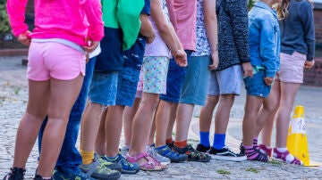 Ni&ntilde;os haciendo cola.