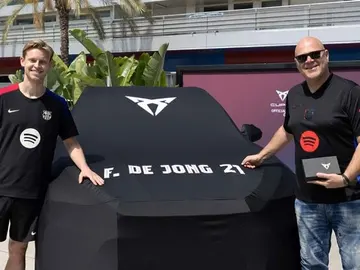 Frenkie De Jong recibe su CUPRA Terramar VZ Frenkie De Jong recibe su CUPRA Terramar VZ