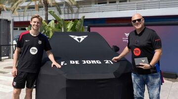 Frenkie De Jong recibe su CUPRA Terramar VZ