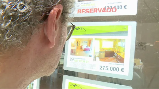 Un hombre ojea las ofertas de compra de una vivienda Un hombre ojea las ofertas de compra de una vivienda
