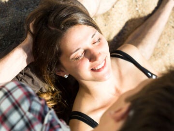 Chica tomando el sol