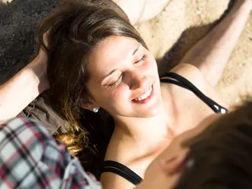 Chica tomando el sol Chica tomando el sol