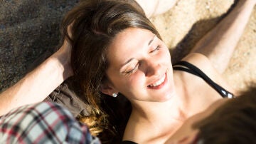 Chica tomando el sol