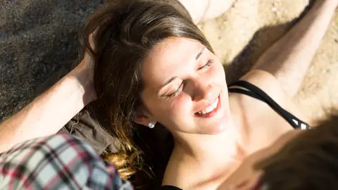 Chica tomando el sol Chica tomando el sol