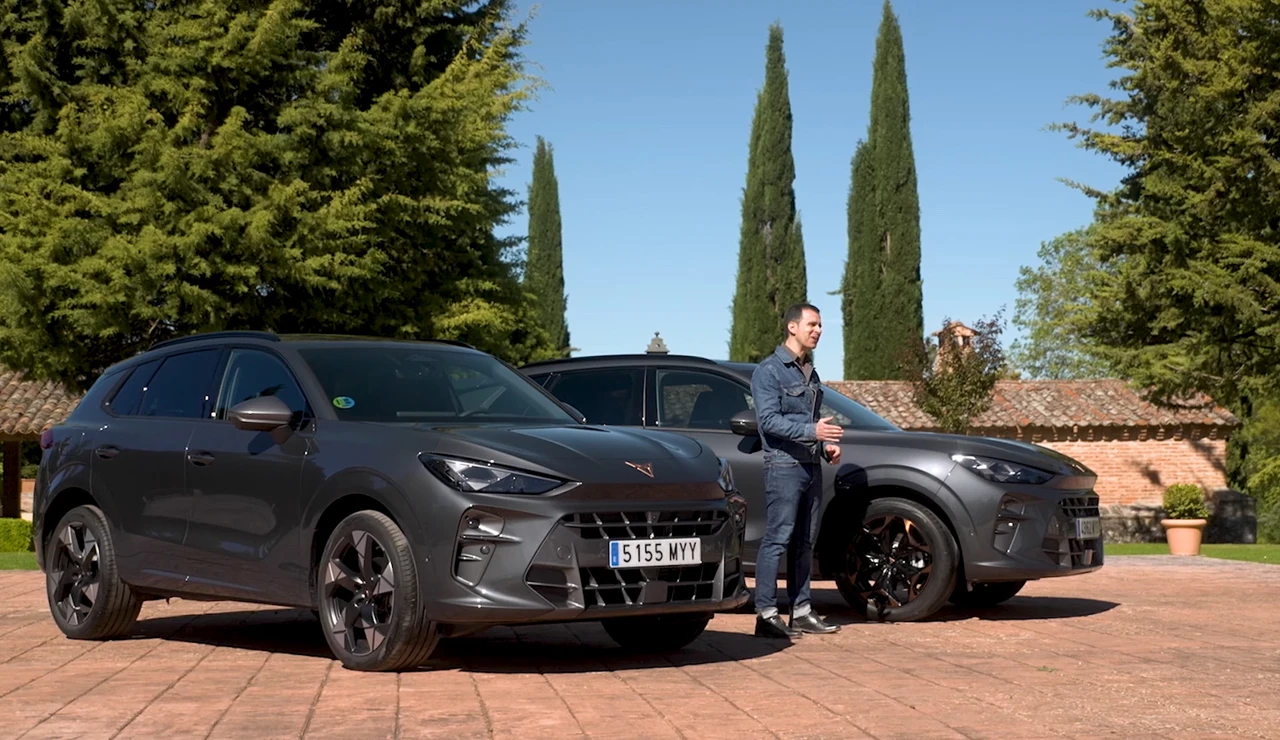 Alberto Montoya, redactor del programa, junto con los dos modelos del Cupra Terramar