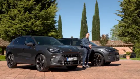 Alberto Montoya, redactor del programa, junto con los dos modelos del Cupra Terramar Alberto Montoya, redactor del programa, junto con los dos modelos del Cupra Terramar