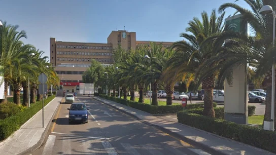 Acceso al Hospital San Agustín donde la mujer se encuentra ingresada. Acceso al Hospital San Agustín donde la mujer se encuentra ingresada.