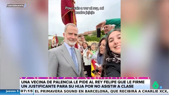 Asi reacciona el rey Felipe cuando una mujer le pide que le firme un justificante a su hija por no ir a clase Asi reacciona el rey Felipe cuando una mujer le pide que le firme un justificante a su hija por no ir a clase