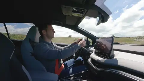 Alberto Montoya, redactor del programa, al volante del Skoda Elroq Alberto Montoya, redactor del programa, al volante del Skoda Elroq