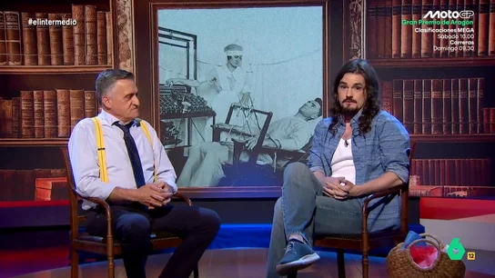 De torturas en prisión a lobotomías: Mikel Herrán explica cómo fue la represión a los homosexuales en el franquismo Exámenes de ano, una cárcel para los activos y otra para los pasivos, terapias de electro shock. Mikel Herrán repasa en este vídeo las medidas de represión más surrealistas e indignantes que tomó el franquismo contra la homosexualidad.