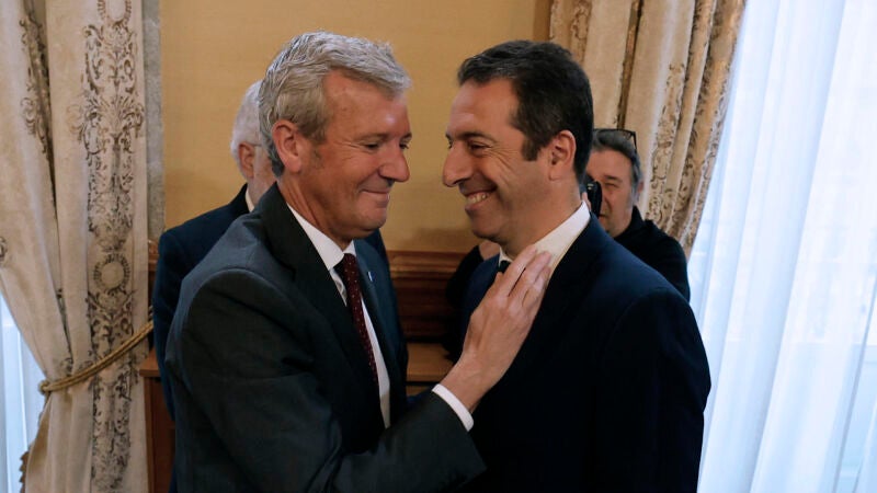 El presidente de la Xunta, Alfonso Rueda, saluda al exconselleiro de Mar, Alfonso Villares (d), durante el acto de toma de posesión de su sucesora en el cargo, Marta Villaverde.