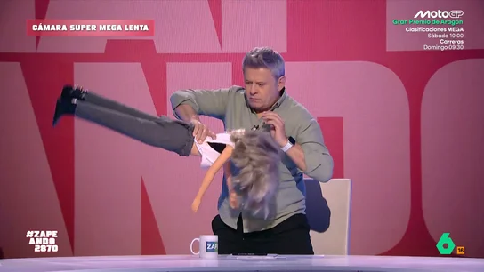 'Melodyta' hace el giro de 'Esa Diva' a cámara 'súper mega lenta': "Te llega a salir mal y te dan más puntos que en Eurovisión" Zapeando vuelve a recibir a su particular 'Melodyta' que se anima a emular a la cantante en El Hormiguero. En su caso, el encargado de realizar esa mítica voltereta no es otro que Miki Nadal.