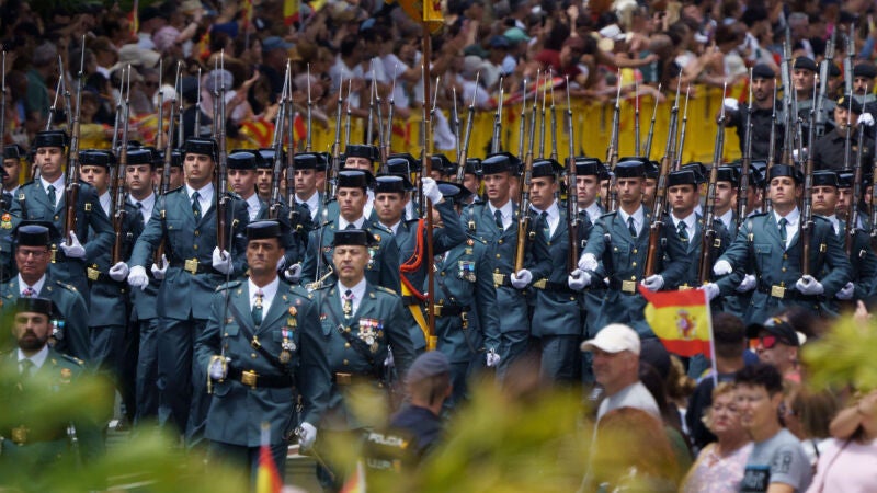Miembros de la Guardia Civil participan en el desfile con motivo del Día de las Fuerzas Armadas