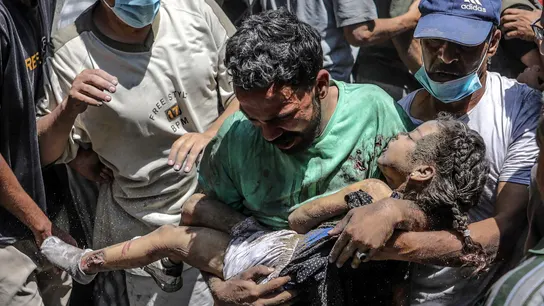 Gaza se consume: los ataques no cesan y los muertos son recogidos en carretilla Gaza se consume: los ataques no cesan y los muertos son recogidos en carretilla