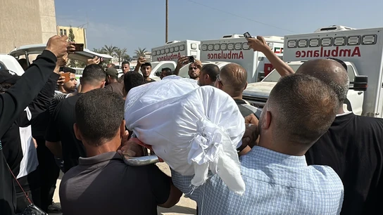 Imagen de archivo de varios palestinos llevando un cuerpo de un fallecido en la Franja de Gaza Imagen de archivo de varios palestinos llevando un cuerpo de un fallecido en la Franja de Gaza