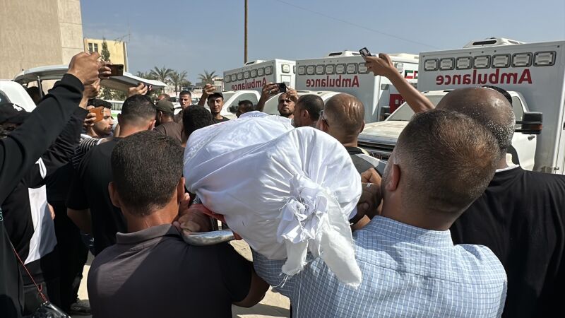 Imagen de archivo de varios palestinos llevando un cuerpo de un fallecido en la Franja de Gaza