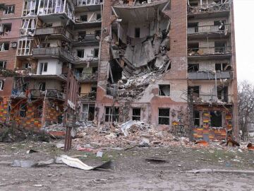 Foto de archivo de un edificio residencial en Járkiv destruido por un ataque ruso