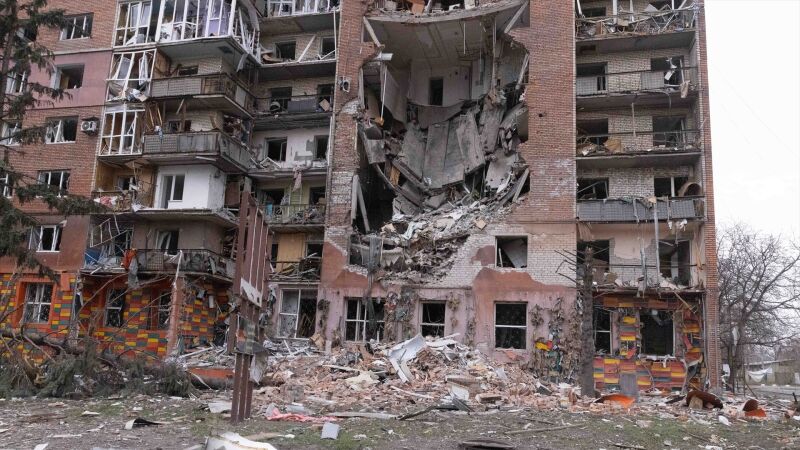 Foto de archivo de un edificio residencial en Járkiv destruido por un ataque ruso
