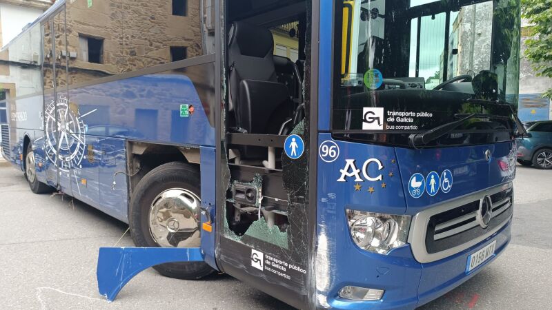 El autobús accidentado tras su robo por parte de un hombre en Noia (Galicia).