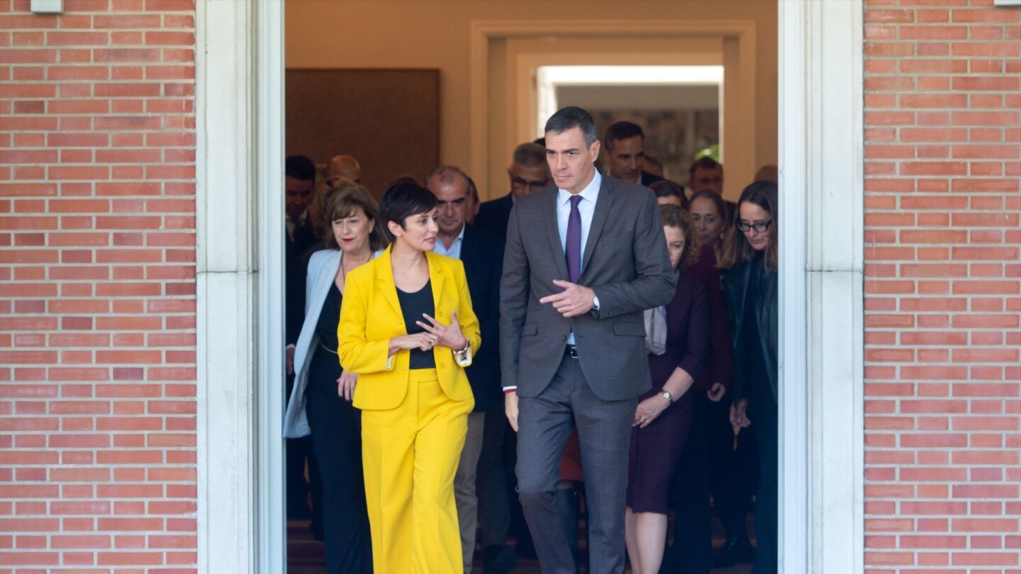 La ministra de Vivienda, Isabel Rodr&iacute;guez, y el presidente del Gobierno, Pedro S&aacute;nchez. 