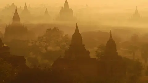 Templos en Bagan al amanecer Templos en Bagan al amanecer