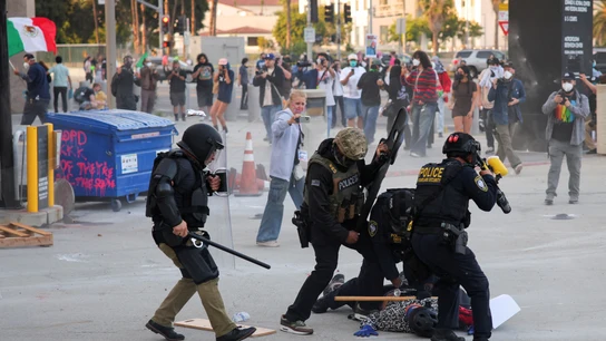 La Policía estadounidense detiene a un manifestante en Los Ángeles La Policía estadounidense detiene a un manifestante en Los Ángeles