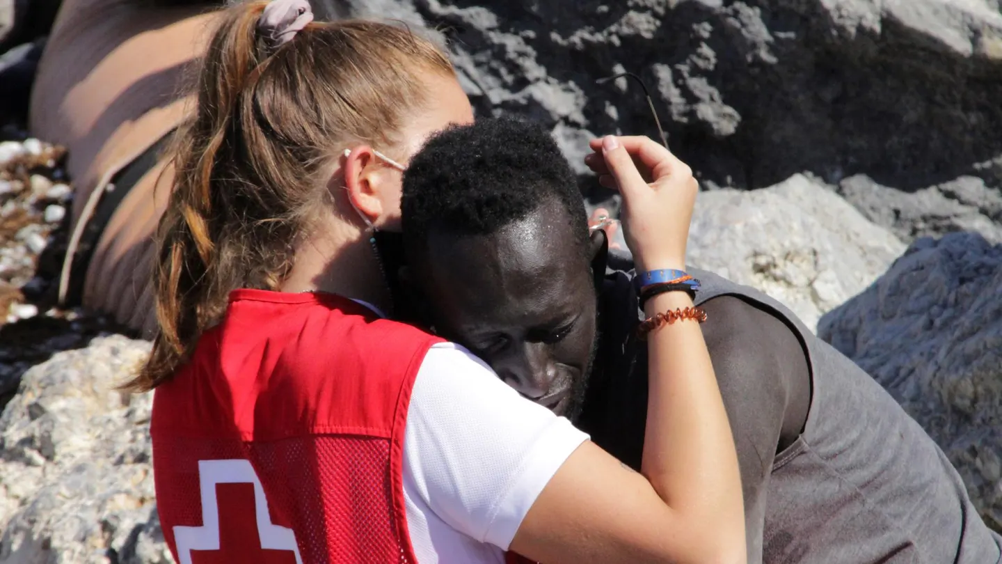 Muere Abdou Ngom, símbolo de la crisis humanitaria tras el abrazo con una voluntaria al llegar a nado a Ceuta Muere Abdou Ngom, símbolo de la crisis humanitaria tras el abrazo con una voluntaria al llegar a nado a Ceuta