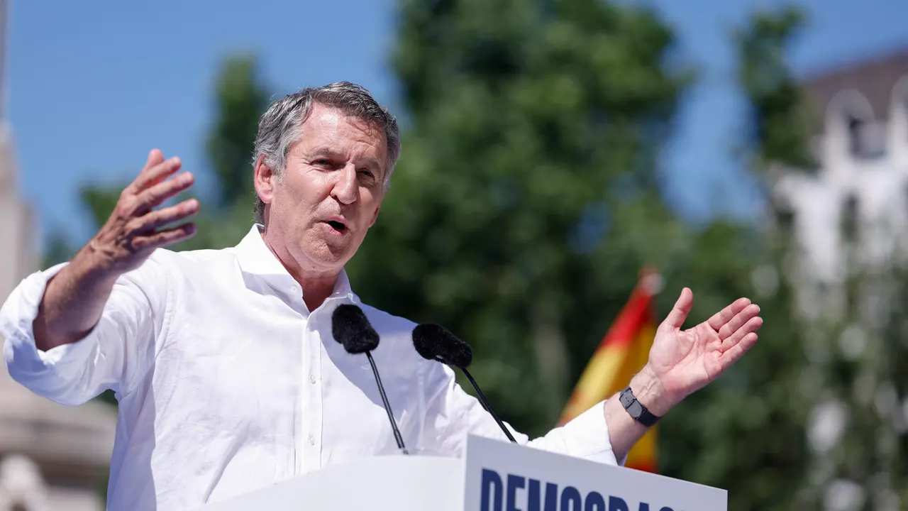 Feijóo se abona a la "centralidad" y manda un claro mensaje a Sánchez: "Ríndase a la democracia y convoque elecciones"