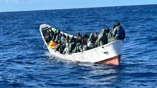 Foto de archivo de un cayuco localizado en aguas de El Hierro Foto de archivo de un cayuco localizado en aguas de El Hierro