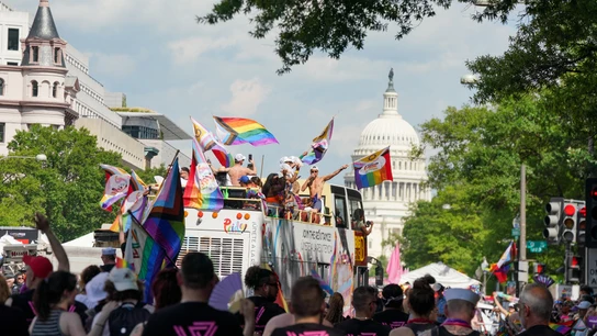 Las calles de Washington se llenan de purpurina y arcoiris contra Trump: "Seguiremos luchando" Las calles de Washington se llenan de purpurina y arcoiris contra Trump: "Seguiremos luchando"