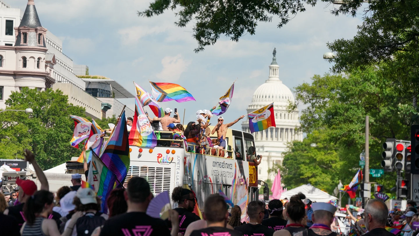 Las calles de Washington se llenan de purpurina y arcoiris contra Trump: "Seguiremos luchando" Las calles de Washington se llenan de purpurina y arcoiris contra Trump: "Seguiremos luchando"