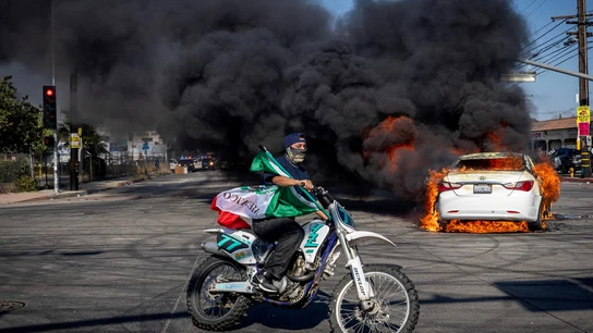 Un manifestante en moto en las calles de Los Ángeles, sumidad en el caos. Un manifestante en moto en las calles de Los Ángeles, sumidad en el caos.