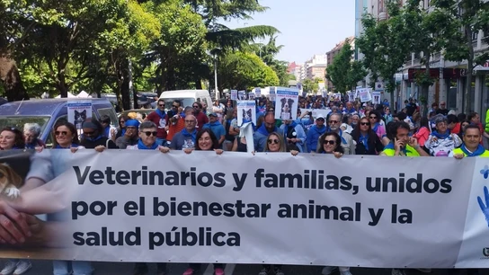 Miles de veterinarios y familias salen a las calles contra la Ley del Medicamento por sus mascotas. Miles de veterinarios y familias salen a las calles contra la Ley del Medicamento por sus mascotas.