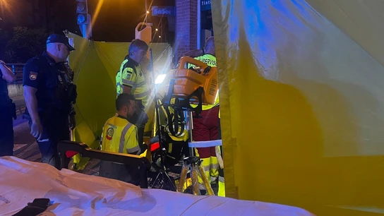 Momento en que Emergencias atiendo a un joven herido de dos disparos en Madrid. Momento en que Emergencias atiendo a un joven herido de dos disparos en Madrid.