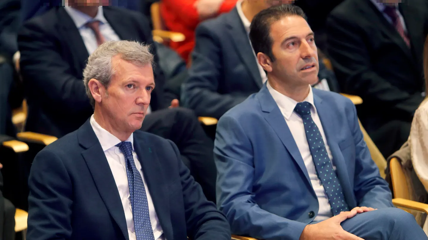 El presidente de la Xunta, Alfonso Rueda (i) junto al conselleiro de Pesca, Alfonso Villares El presidente de la Xunta, Alfonso Rueda (i) junto al conselleiro de Pesca, Alfonso Villares