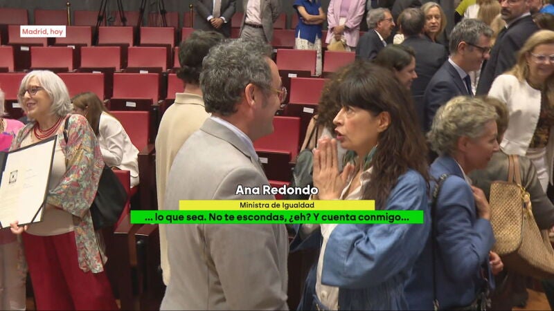 El fiscal general del Estado, Álvaro García Ortiz, habla con la ministra de Igualdad, Ana Redondo