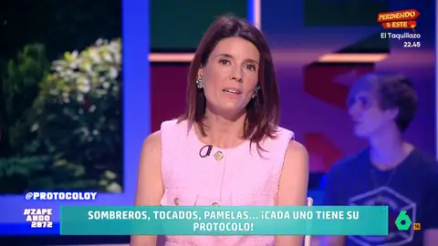 La experta en protocolo María José Gómez explica qué dice la etiqueta sobre el uso de sombreros o tocados en las bodas Es habitual que en las bodas se utilicen sombreros o tocados como un complemento más para completar el look. Pero, ¿qué dicen las normas de protocolo sobre su uso? Descubrelos en el vídeo principal.