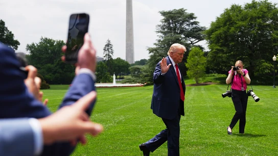 Trump sigue su ofensiva antimigratoria en Los Ángeles con el envío de más soldados, un batallón de 700 marines y redadas masivas en los próximos 30 días Trump sigue su ofensiva antimigratoria en Los Ángeles con el envío de más soldados, un batallón de 700 marines y redadas masivas en los próximos 30 días