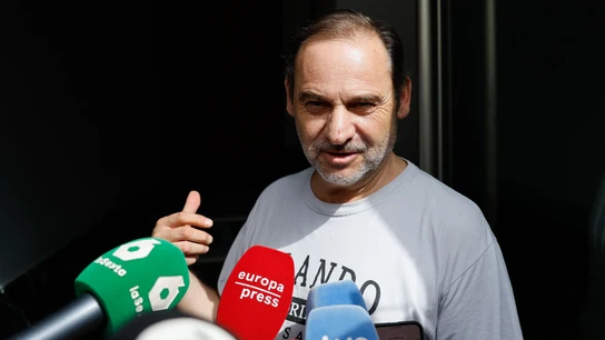 El exministro José Luis Ábalos atiende a los medios de comunicación tras el registro de la UCO en su casa de Valencia El exministro José Luis Ábalos atiende a los medios de comunicación tras el registro de la UCO en su casa de Valencia